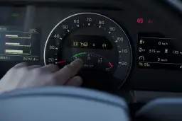 Ile pali ciągnik z naczepą? Poznaj fakty i sposoby na oszczędność