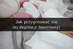 Dłoń w różowej rękawiczce trzyma depilator laserowy na tle białych ręczników.