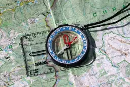 Do czego służy kompas? Poznaj jego moc, gdy technologia zawodzi
