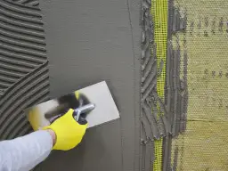 Jaki klej do elewacji wybrać, aby uniknąć problemów z izolacją?