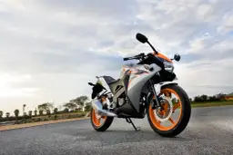 Pojemność baku Honda CBR 125 – Co musisz wiedzieć o paliwie?