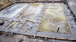 Czy można zostawić odkryte fundamenty na zimę bez ryzyka uszkodzeń?