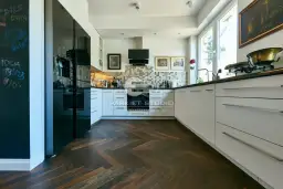 Jak chronić drewnianą podłogę w kuchni? Poradnik eksperta