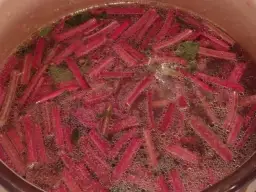 Lekki barszcz z młodych buraczków! Przepis na wiosenne orzeźwienie