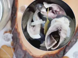 Śledzie w occie w ciąży: Bezpieczne? Poznaj fakty i zasady!