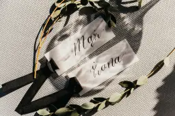 Jak usadzić gości na weselu, aby uniknąć konfliktów i zapewnić radość