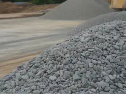 Cena tony żwiru do betonu: Ile kosztuje i jak nie przepłacić?