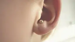 Świeże przekłucie i biżuteria: Czym przemywać kolczyk? Ekspert radzi