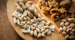 Czy koty mogą jeść pistacje? Oto, co musisz wiedzieć o ich bezpieczeństwie