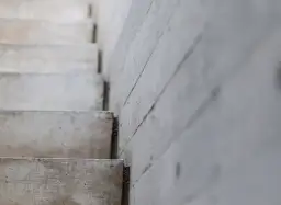 Jaki beton na schody wewnętrzne? Sprawdź najlepsze opcje i porady