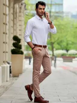 Beżowe chinosy – stylowe zestawy, które podkreślą twoją sylwetkę