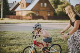 Jak nauczyć dziecka jeździć na rowerze - uniknij najczęstszych błędów