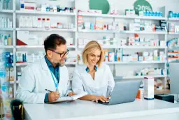 Zarobki farmaceuty w laboratorium: czy to lepsza opcja niż apteka?