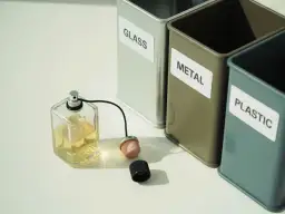 Gdzie wyrzucić flakon po perfumach? Szkło, plastik, resztki.