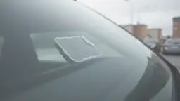 Jak skutecznie usunąć naklejkę z szyby samochodu bez uszkodzeń i śladów kleju