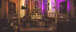 Koncert marimbowy podczas festiwalu muzyki klasycznej w Solcu nad Wisłą. Artyści grają w kościele, publiczność słucha.