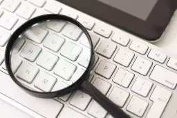 Lupa nad klawiaturą sugeruje, jak powiększyć okno przeglądarki. Widoczne klawisze: N, H, J, K, P, U, Y, I, 0, -, +, }.