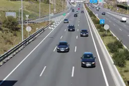 Autostrada z ruchem samochodowym, widok z góry.