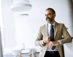 Jak powinien ubierać się mężczyzna po 60, aby wyglądać stylowo?