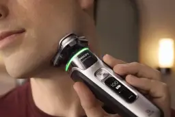 Mężczyzna goli twarz golarką Philips 9000 Prestige. Zastanawiasz się, jaką golarkę wybrać? Ta zapewni Ci idealne golenie.