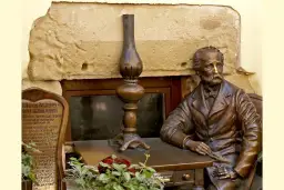 Pomnik Ignacego Łukasiewicza z lampą naftową.