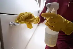 Skuteczne sposoby na to, czym wyczyścić szafki kuchenne z tłuszczu