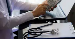 Ile zarabia lekarz na Ukrainie? Zaskakujące różnice w wynagrodzeniach