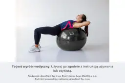 Kobieta ćwiczy na czarnej piłce gimnastycznej, opierając na niej plecy.