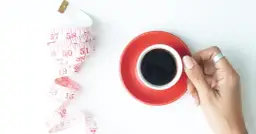 Czy kawa tuczy? Poznaj prawdę o kaloriach i odchudzaniu