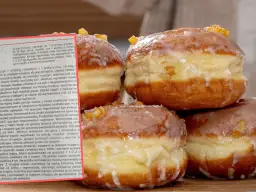 Stos pączków z lukrem i kandyzowaną skórką pomarańczową.