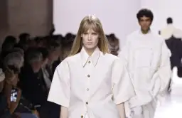 Modne bluzy 2026: Fasony, kolory, stylizacje Odkryj swój styl!