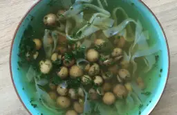 Ile kalorii ma zupa pieczarkowa? Sprawdź, co wpływa na kaloryczność