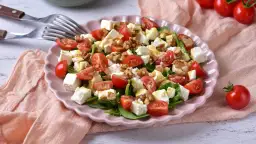 Najlepsze sosy do sałatki z fetą, które zachwycą Twoje kubki smakowe