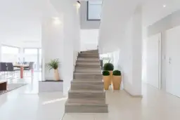 Schody drewniane czy kamienne: Porównanie, wady i zalety