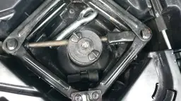 Podnośnik i klucz do kół w schowku Fiata Ducato. Przygotowanie do tego, jak zdjąć koło zapasowe Fiat Ducato.