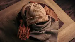 Jakie kolory czapek pasują do beżowej kurtki? 5 modnych propozycji