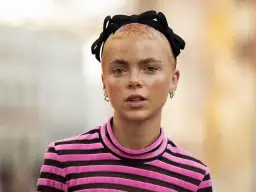 Modna opaska do włosów z węzłem to stylowy dodatek. Zobacz, jak nosić ją na co dzień, by podkreślić swój look.