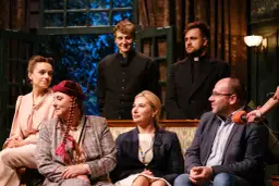 O co biega? Analiza, wątki i humor w farsie Philipa Kinga