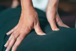 Jak wykonywać masaż – proste techniki dla relaksu i ulgi w bólu