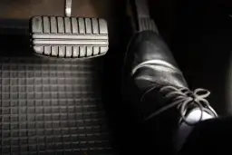 Buty na pedałach. Gdzie jest hamulec, gaz i sprzęgło? Czas ruszać w drogę!