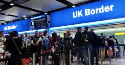 Kolejka do kontroli granicznej UK. Zastanawiasz się, ile papierosów można zabrać do Anglii? Sprawdź przepisy przed podróżą.