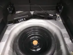 Gdzie dokładnie jest koło zapasowe w toyocie yaris? praktyczne wskazówki