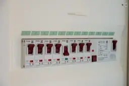 Jak zabudować skrzynkę elektryczną, aby była estetyczna i bezpieczna
