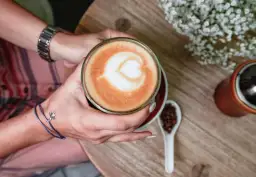 Ile kalorii ma kawa rozpuszczalna z mlekiem i cukrem? Sprawdź teraz!