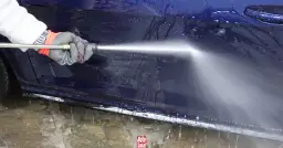 Jak myć auto na myjni bezdotykowej? Unikaj błędów i miej lśniący lakier