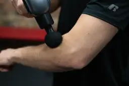 Pistolet do masażu: jaki wybrać? Poradnik eksperta (2024)