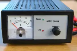 Ładowanie akumulatora prostownikiem: ile amperów nie zaszkodzi?