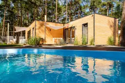 Nowoczesny dom z basenem nad morzem, otoczony sosnowym lasem. Idealne miejsce na relaks.