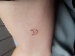 Wypadanie tuszu z tatuażu: Kiedy to norma, a kiedy problem?