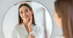 Maseczka rewitalizująca - co to znaczy i jak poprawia zdrowie skóry